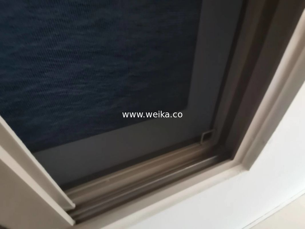 Сдвижные UPVC Окна и двери ПВК Upvc Виниловый пластиковый профиль Детали стекловолоконный муховой экран